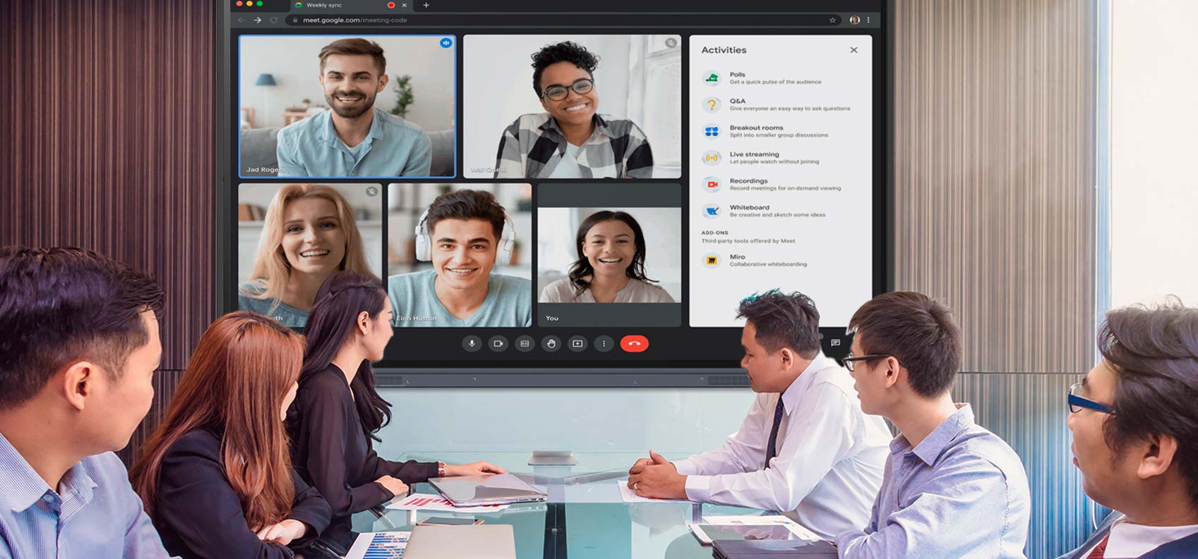 Pantalla interactiva en sala de reuniones